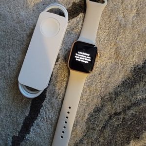 New Apple IWATCH SE 🍎 40mm Gold Aluminum Case with Starlight band.